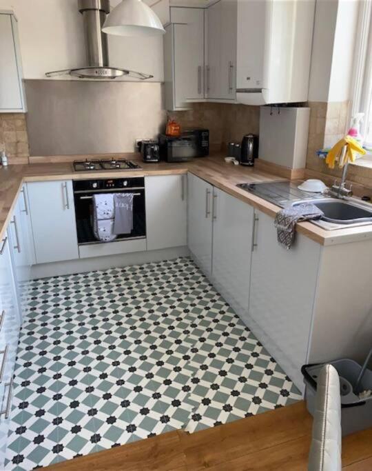 3 Double Bedroomed Flat, Acton. London, Uk Dış mekan fotoğraf