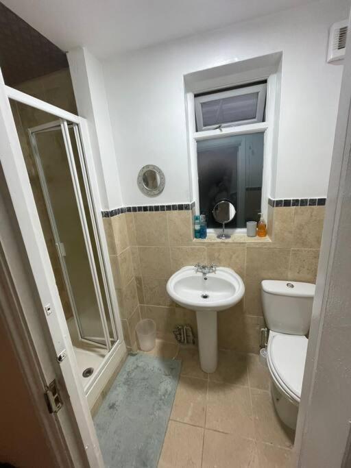3 Double Bedroomed Flat, Acton. London, Uk Dış mekan fotoğraf