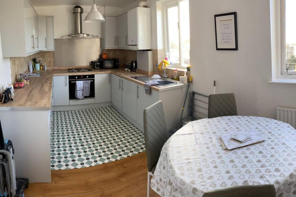 3 Double Bedroomed Flat, Acton. London, Uk Dış mekan fotoğraf